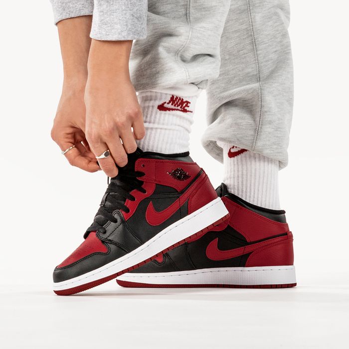 ⁦AIR JORDAN 1 MID BANNED (2020)⁩ – תמונה ⁦7⁩